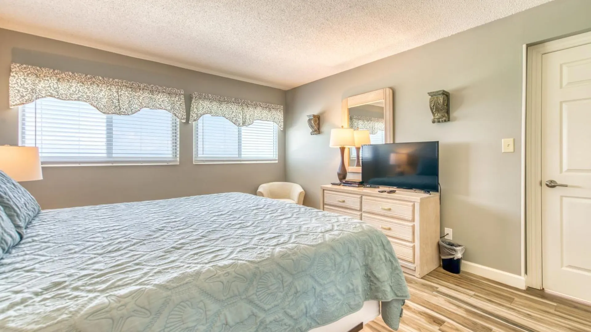 Apartment Beach House Condominiums D602 - Beachfront With Pool, Wifi, & Beach Service Destin