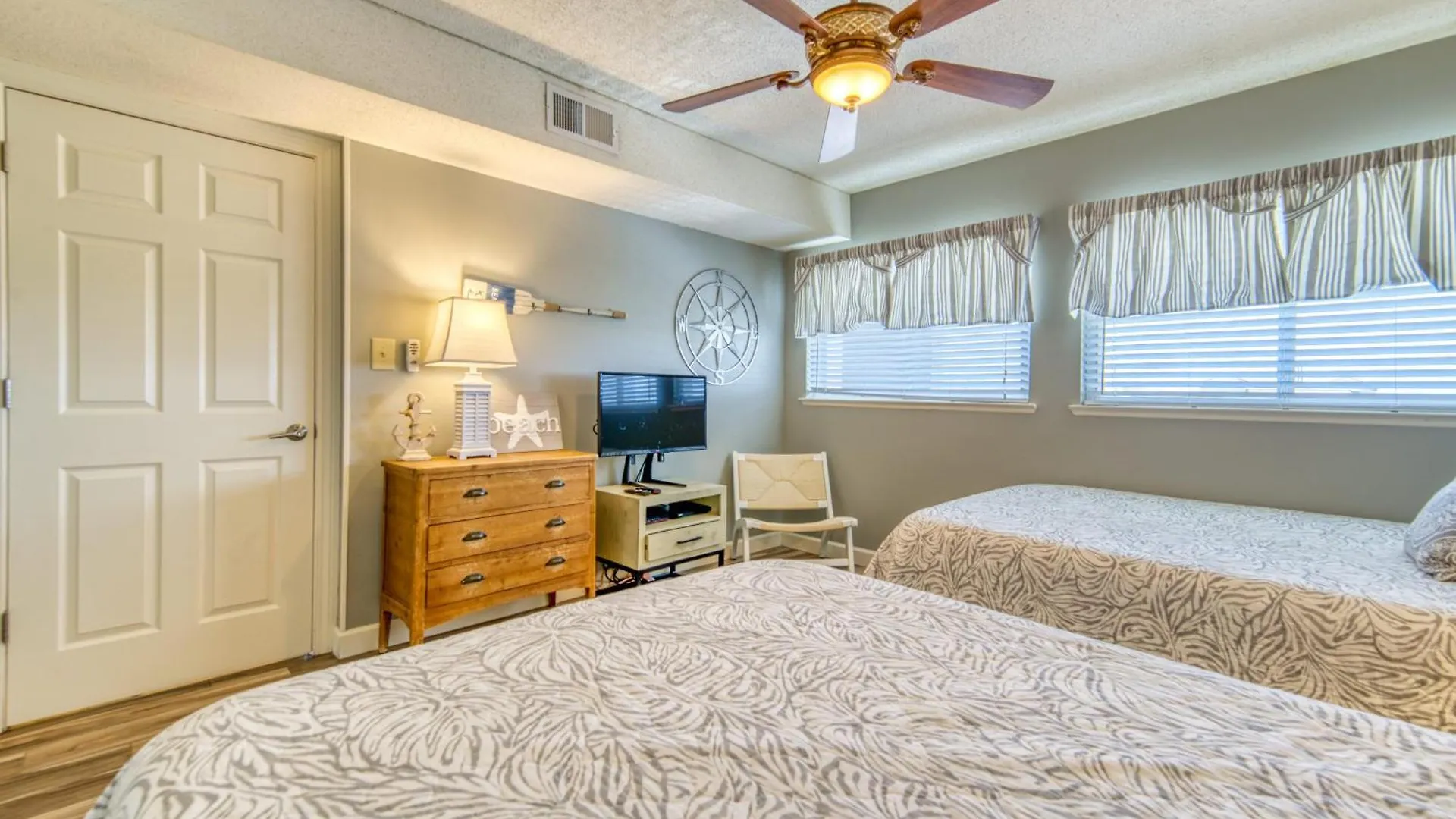 Beach House Condominiums D602 - Beachfront With Pool, Wifi, & Beach Service Destin Apartment