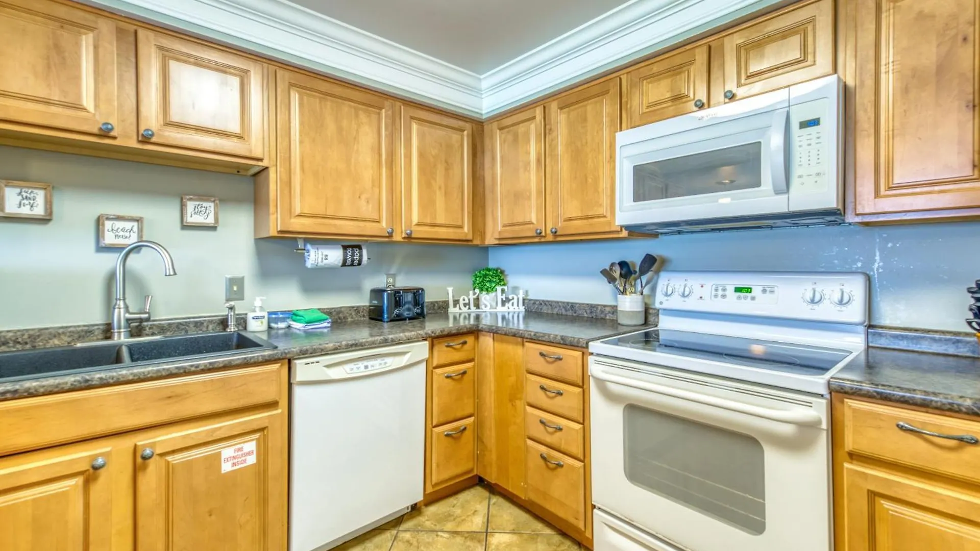 Apartment Beach House Condominiums D602 - Beachfront With Pool, Wifi, & Beach Service Destin