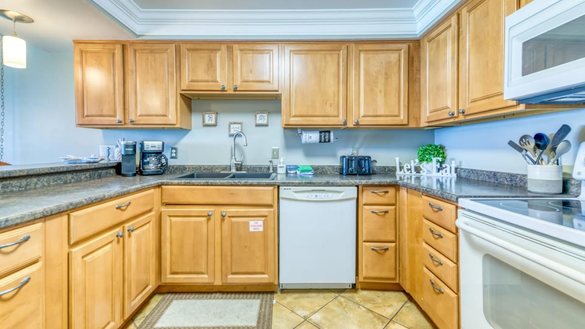 Beach House Condominiums D602 - Beachfront With Pool, Wifi, & Beach Service Destin