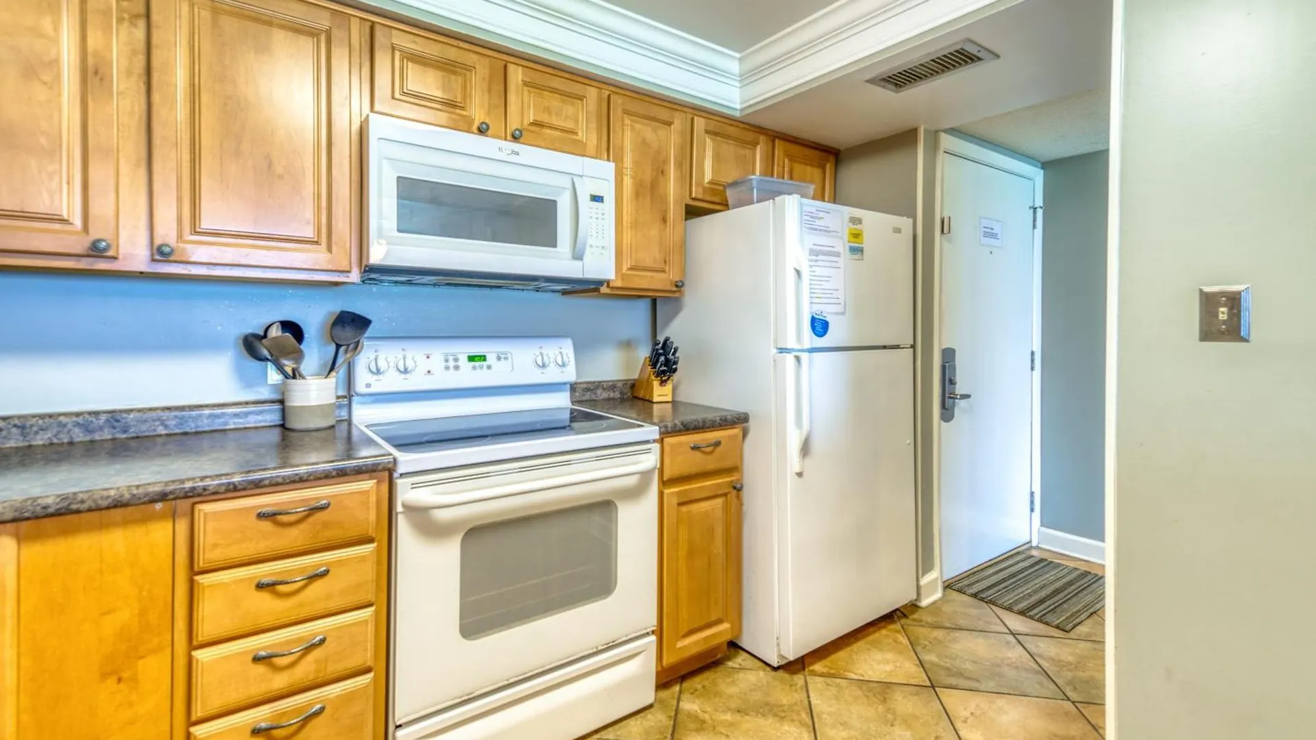 Beach House Condominiums D602 - Beachfront With Pool, Wifi, & Beach Service Destin